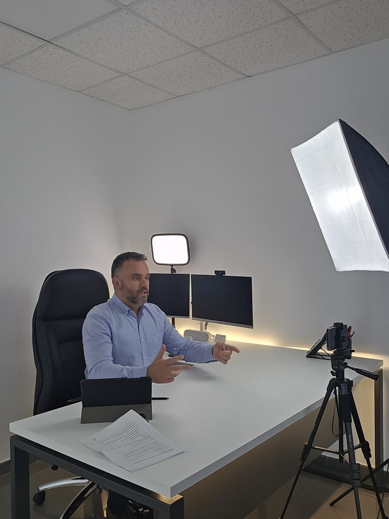 Juan Sastre trabajando en un informe pericial de valoración
