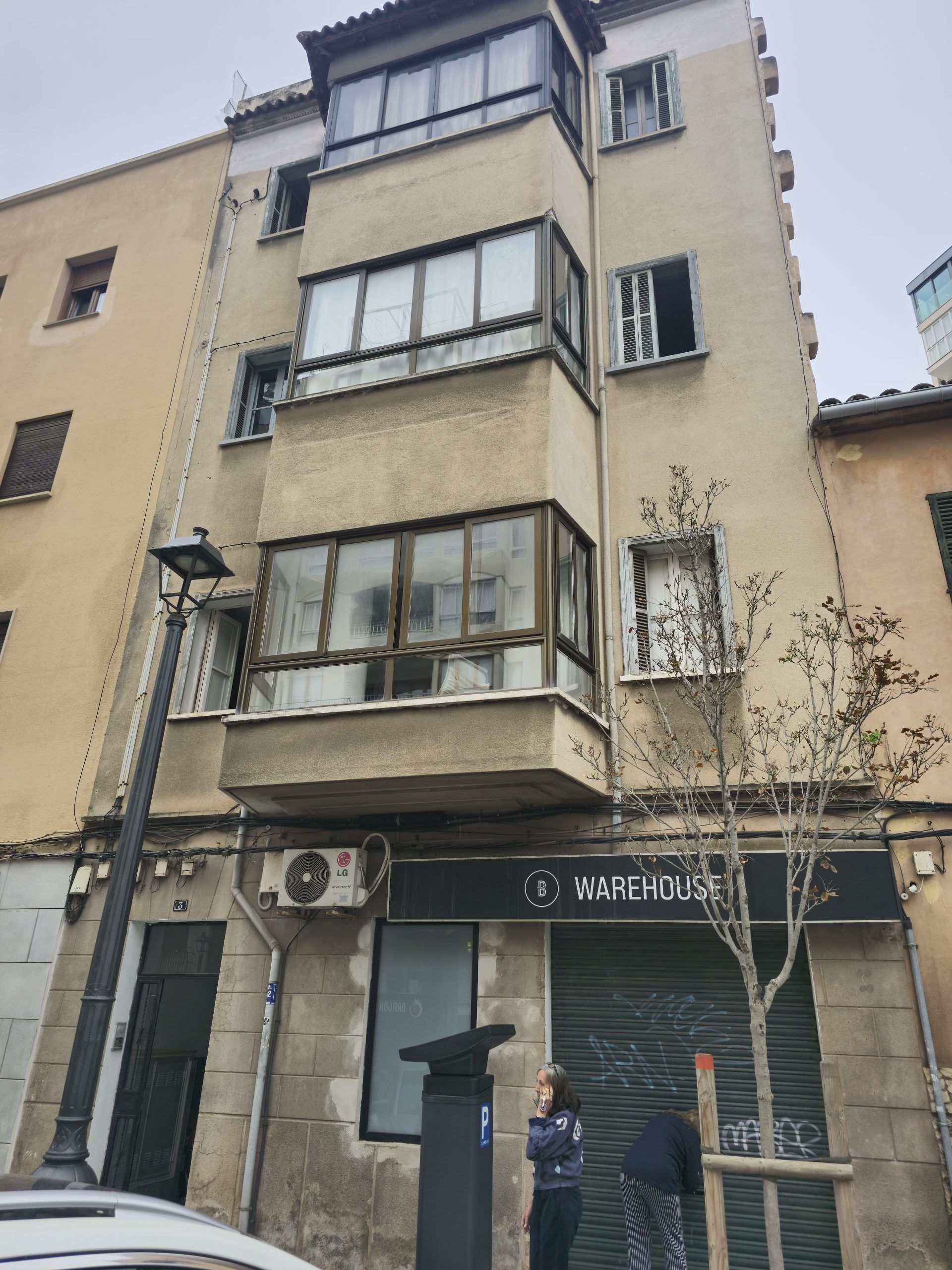 Juan Sastre realizando la valoración de un edificio para una herencia